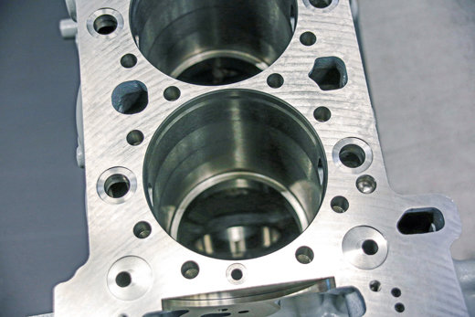 Zylinderbohrungen in LKW-Motoren hochgenau bearbeiten Erfolgreiche Teamarbeit von Anwender, Maschinenhersteller und MAPAL